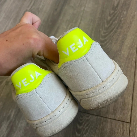 VEJA 
V-10 Trainers | Beige - Picture 8 of 9